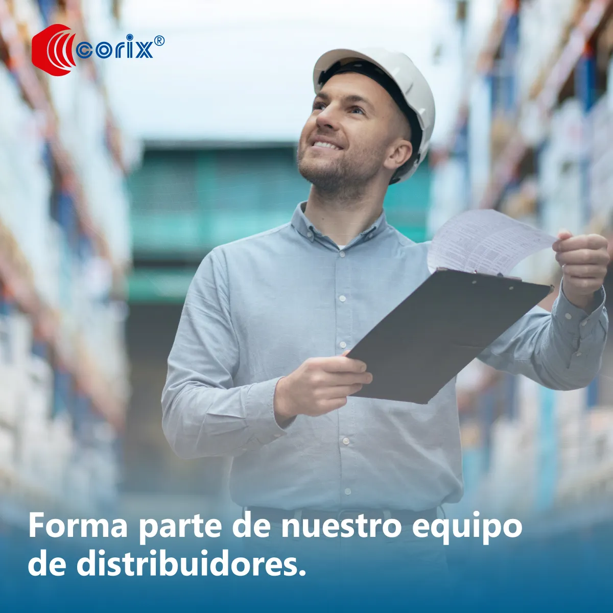 Personal inspecciona equipos en almacén demostrando la historia de 50 años de Corix mediante organización, control y compromiso. 